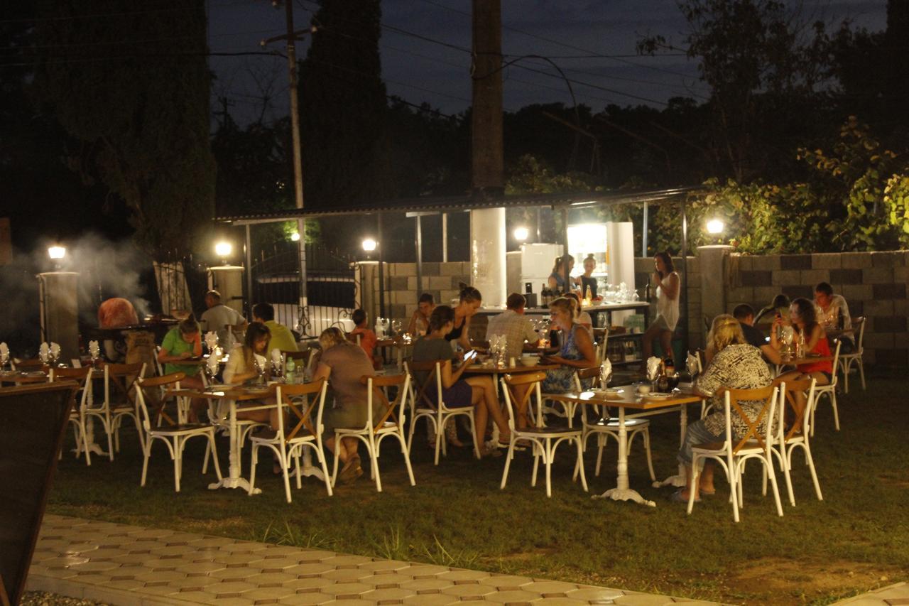 Lucette Guest House Pizunda Exterior photo